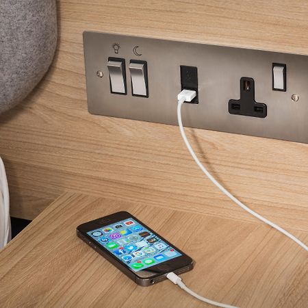 Holiday Inn Express - London Heathrow T4 By Ihg Hillingdon Esterno foto A USB-C port on a bedside table