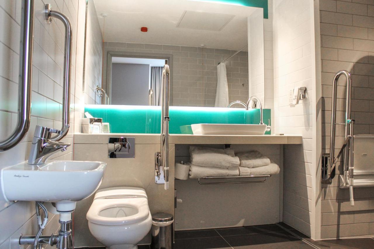 Holiday Inn Express - London Heathrow T4 By Ihg Hillingdon Esterno foto Bathroom in a hotel