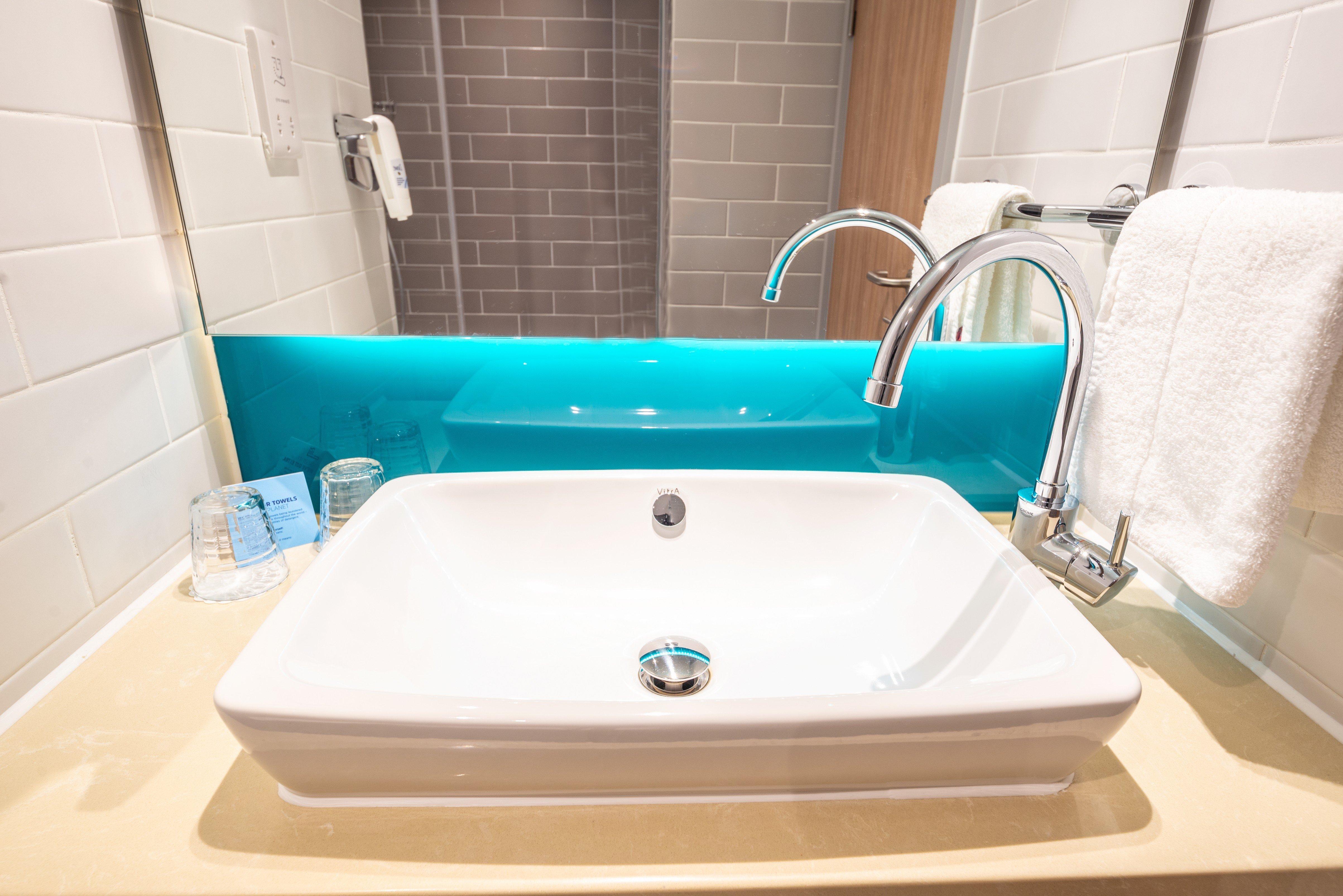 Holiday Inn Express - London Heathrow T4 By Ihg Hillingdon Esterno foto Bathroom
