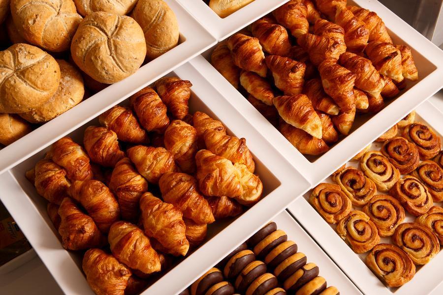 Holiday Inn Express - London Heathrow T4 By Ihg Hillingdon Esterno foto Croissants, rolls and biscuits