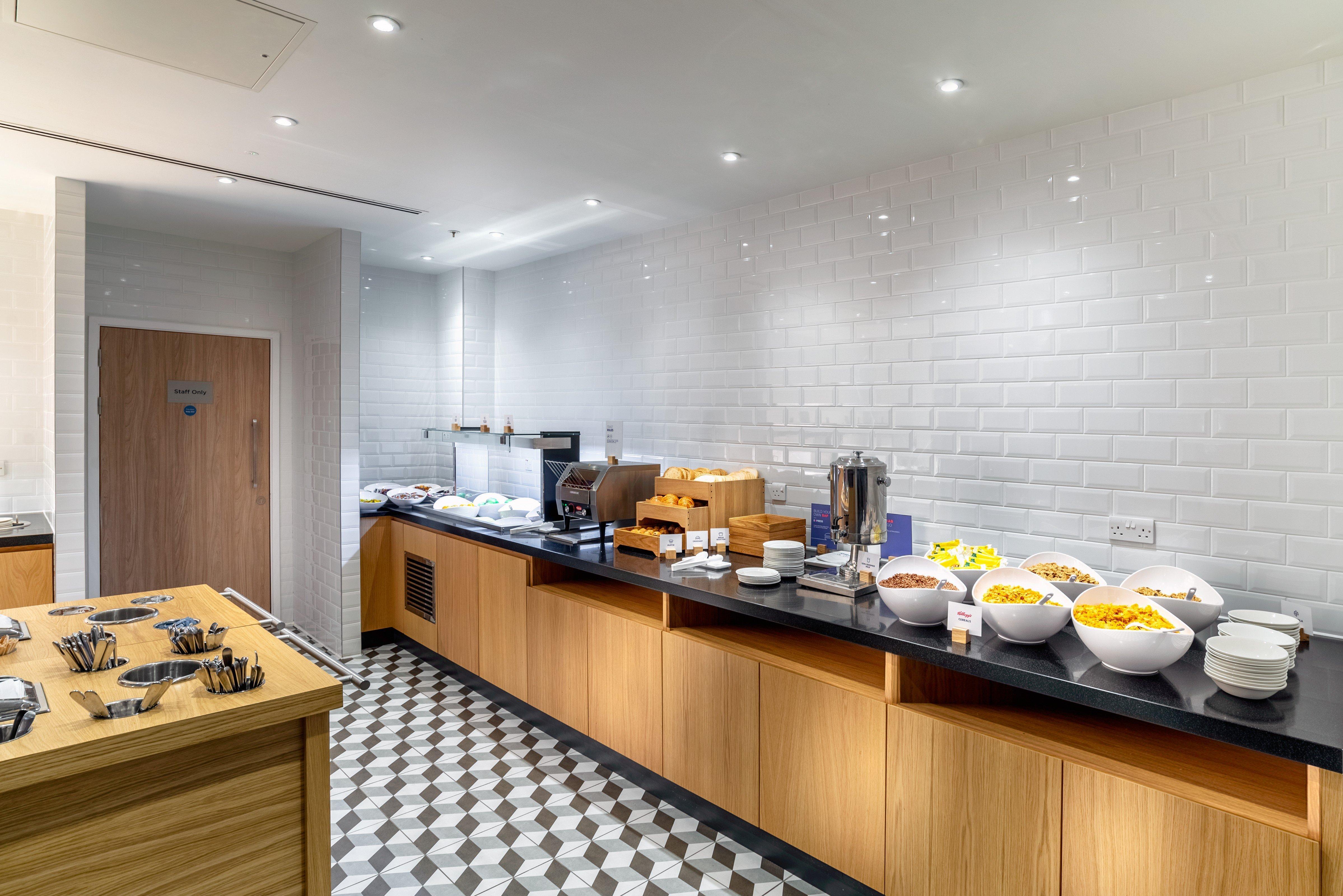 Holiday Inn Express - London Heathrow T4 By Ihg Hillingdon Esterno foto Breakfast buffet at the club