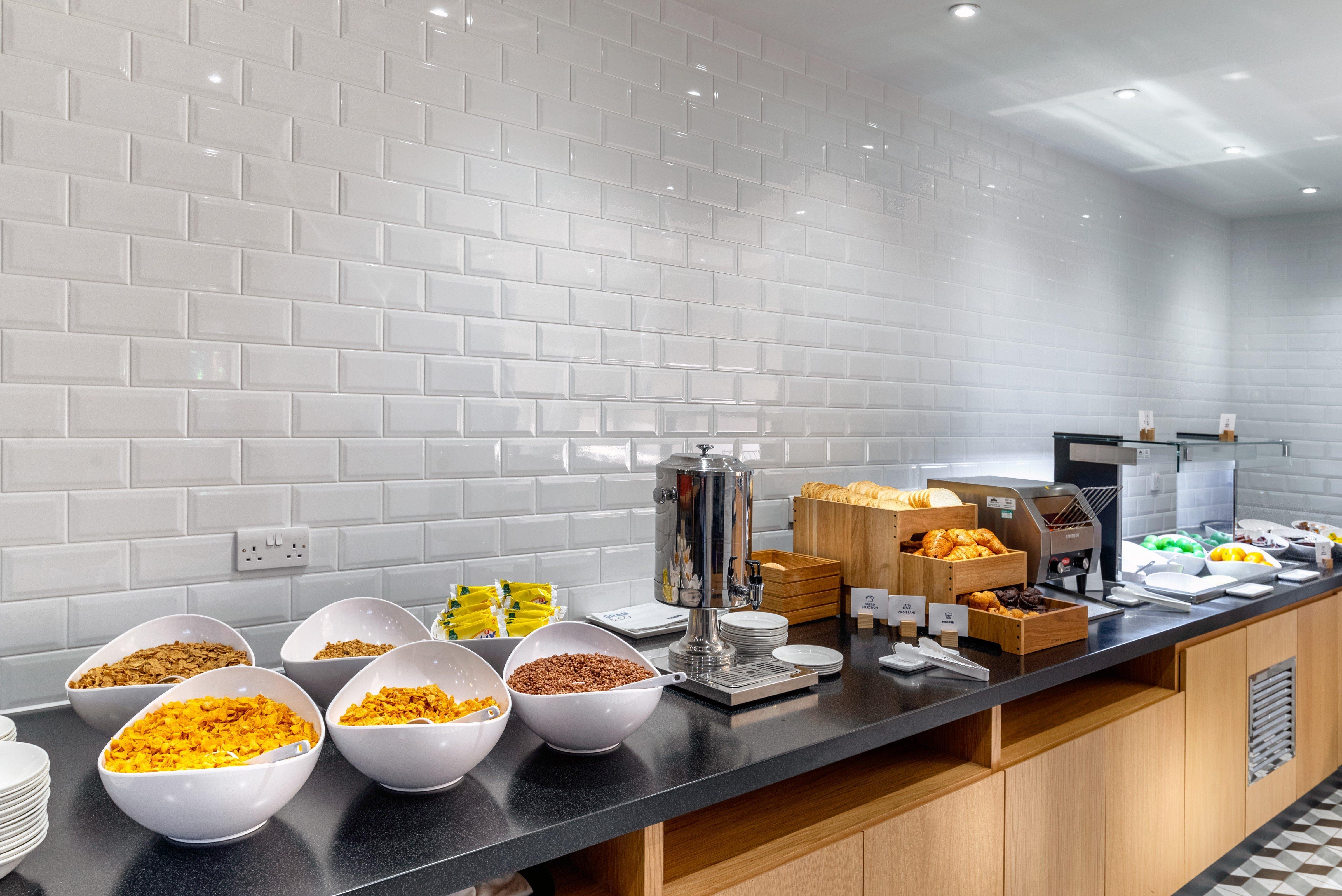 Holiday Inn Express - London Heathrow T4 By Ihg Hillingdon Esterno foto Breakfast buffet at a hotel