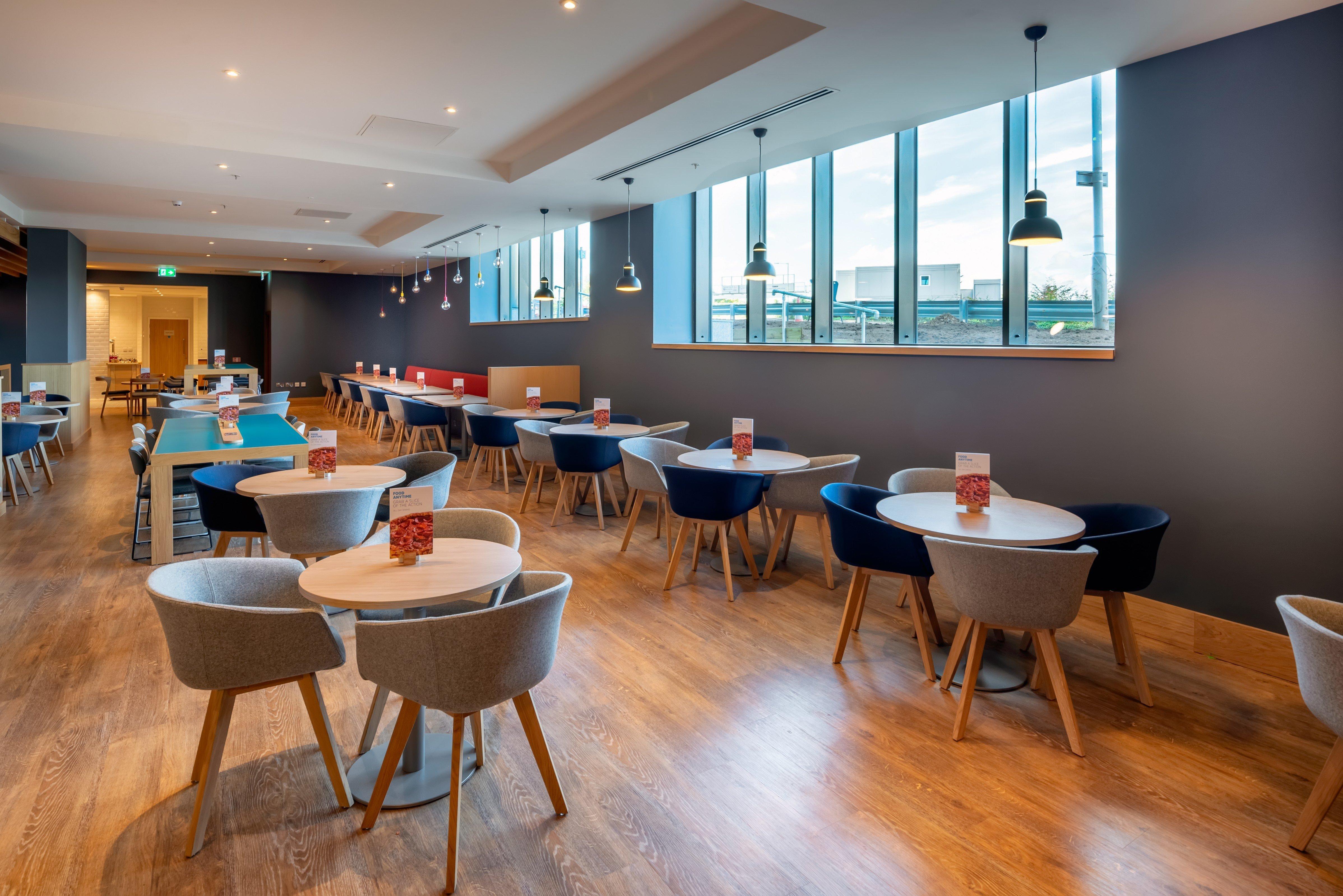 Holiday Inn Express - London Heathrow T4 By Ihg Hillingdon Esterno foto The interior of the hotel