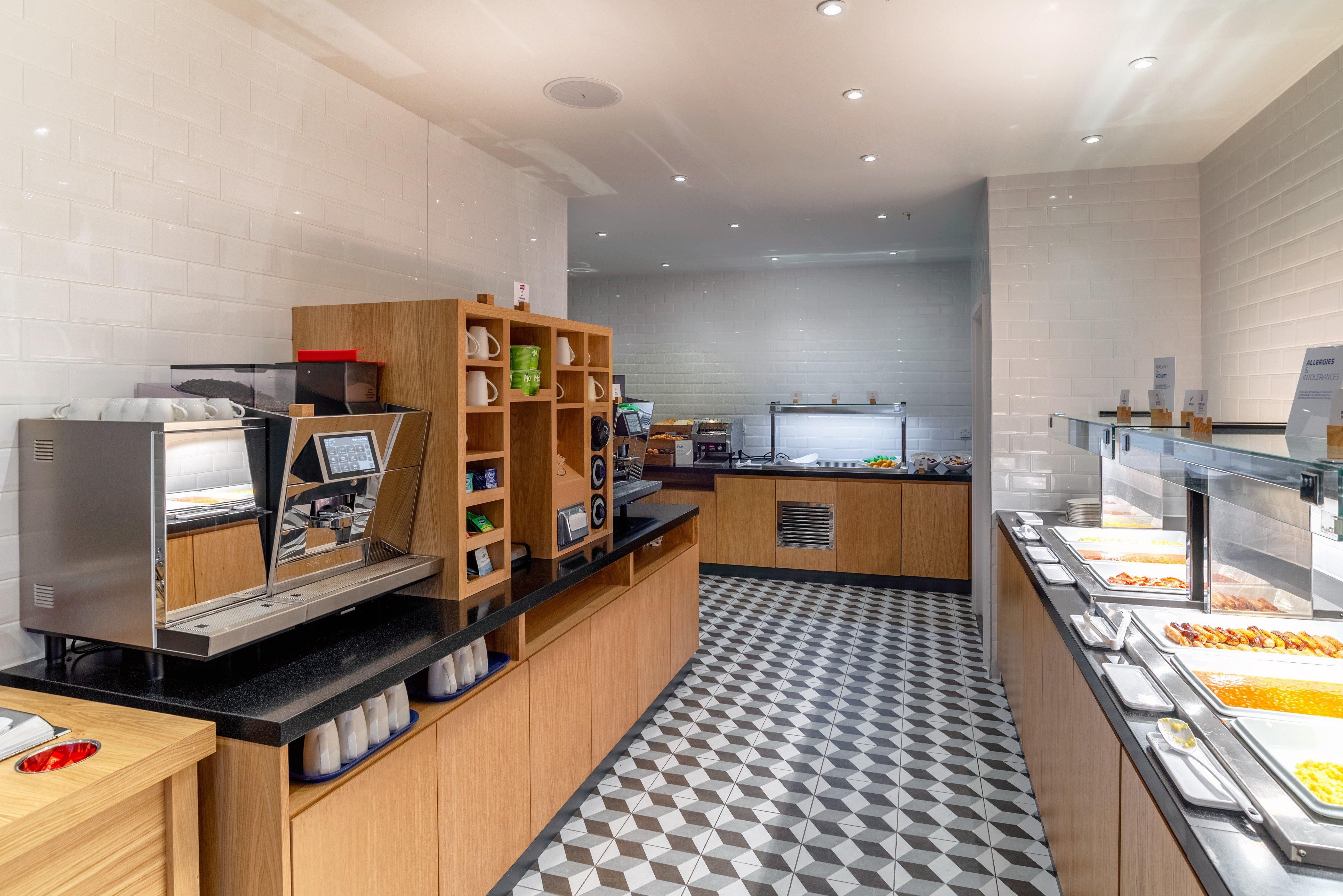 Holiday Inn Express - London Heathrow T4 By Ihg Hillingdon Esterno foto Breakfast buffet at the hotel