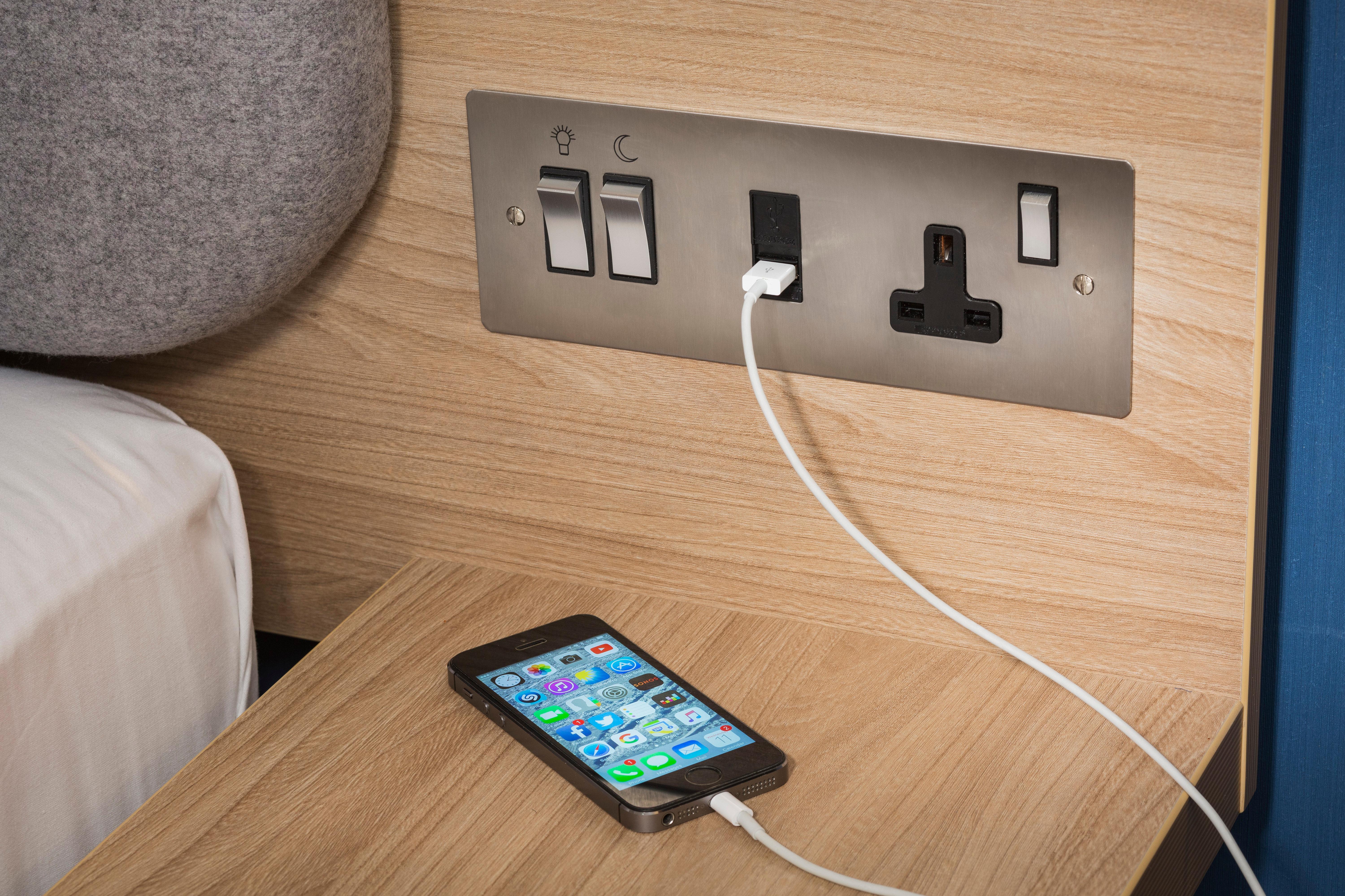 Holiday Inn Express - London Heathrow T4 By Ihg Hillingdon Esterno foto A USB-C port on a bedside table