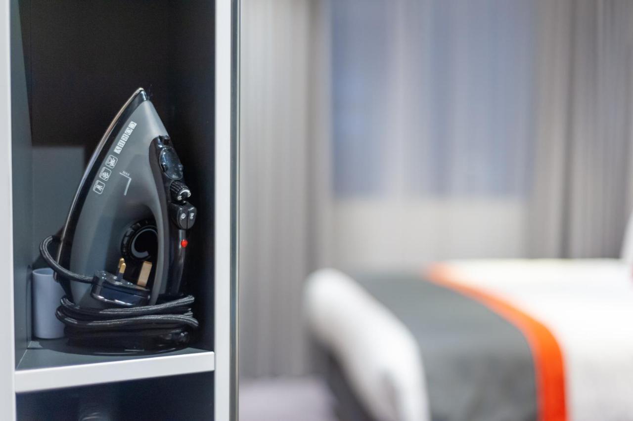 Holiday Inn Express - London Heathrow T4 By Ihg Hillingdon Esterno foto Steam iron