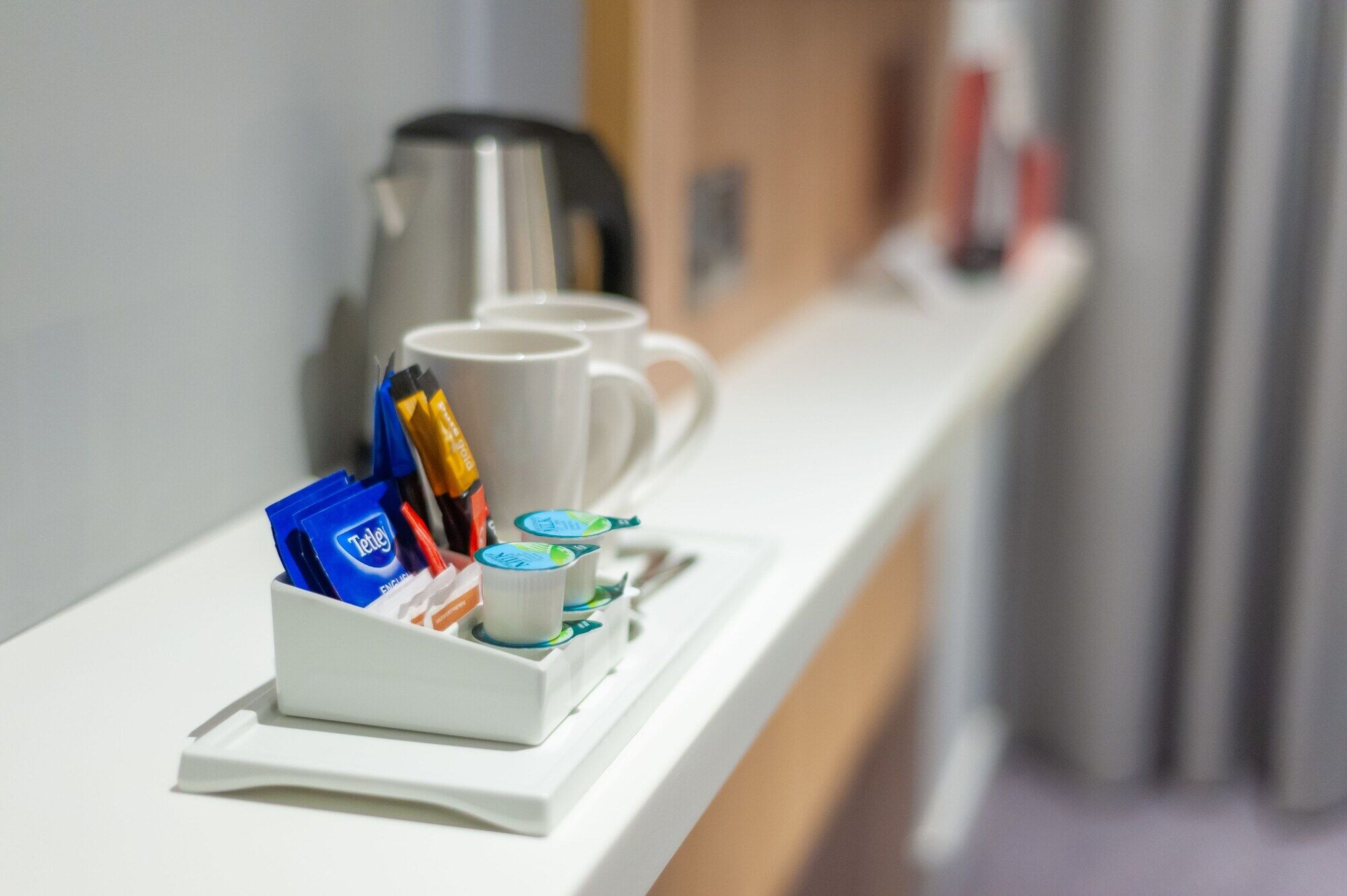 Holiday Inn Express - London Heathrow T4 By Ihg Hillingdon Esterno foto Tea and coffee in a hotel room