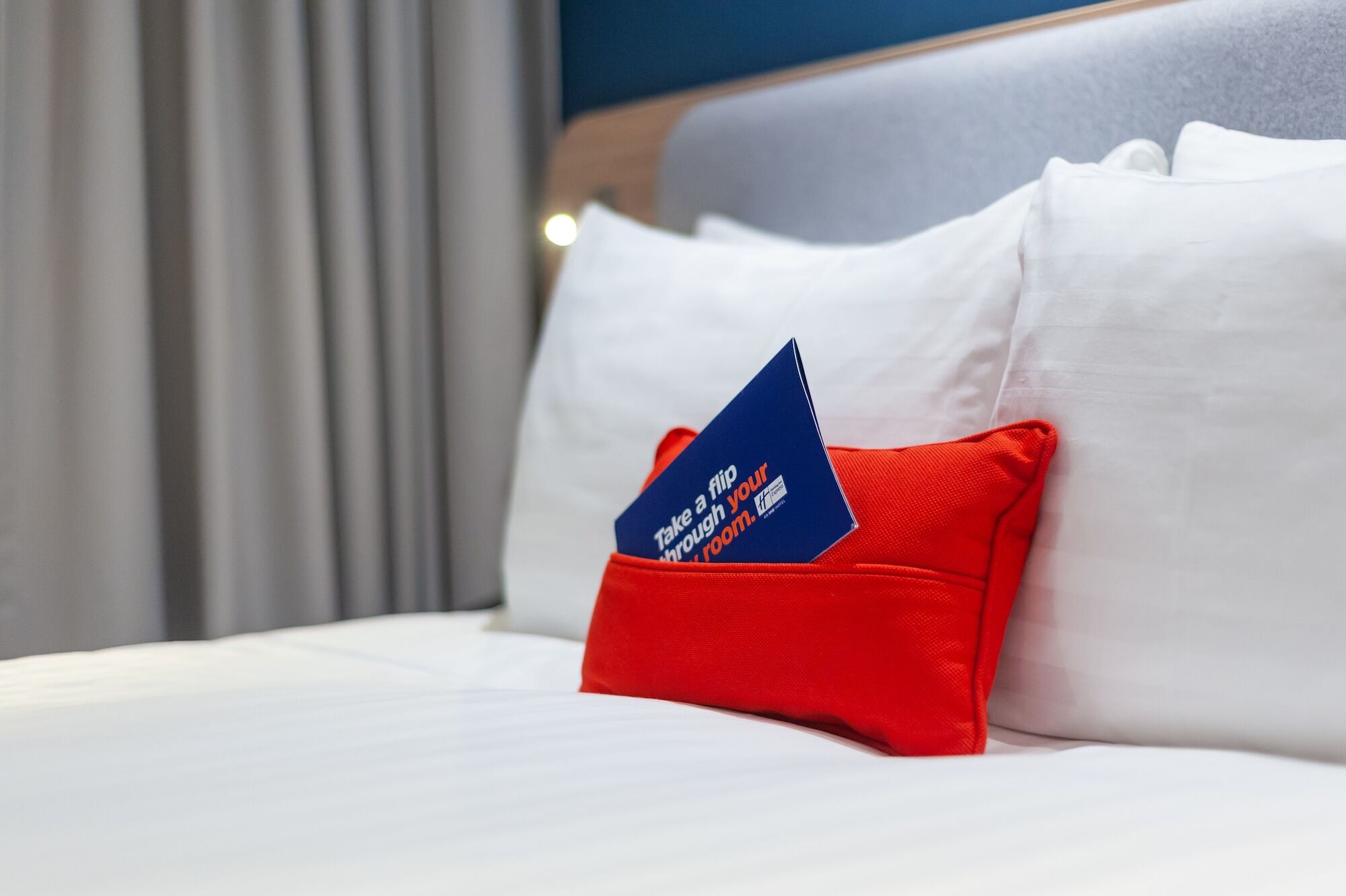 Holiday Inn Express - London Heathrow T4 By Ihg Hillingdon Esterno foto Take a flip through your room.