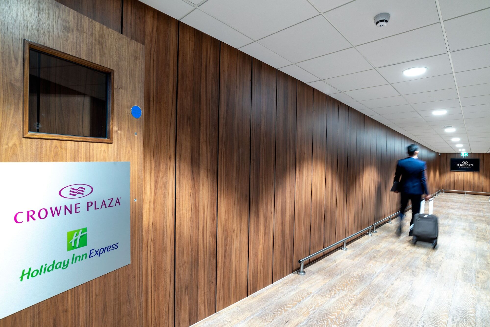 Holiday Inn Express - London Heathrow T4 By Ihg Hillingdon Esterno foto CROWNE PLAZA