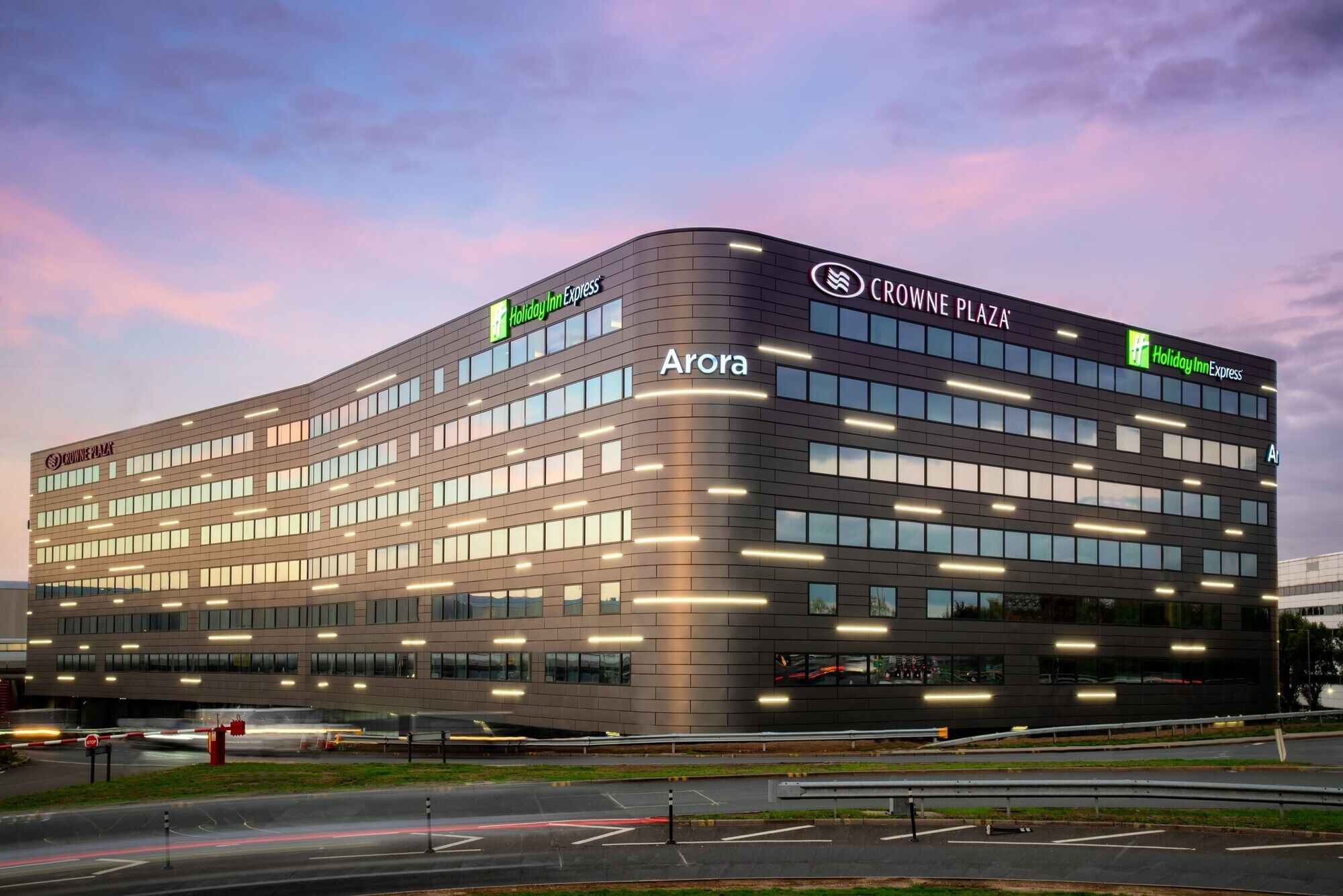 Holiday Inn Express - London Heathrow T4 By Ihg Hillingdon Esterno foto Crowne Plaza Arora