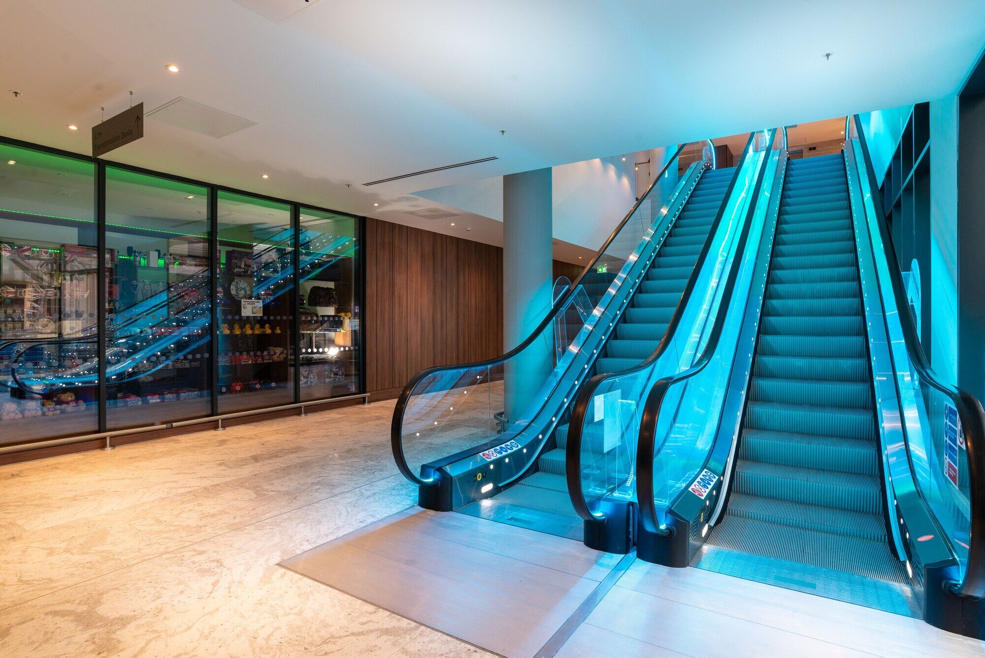 Holiday Inn Express - London Heathrow T4 By Ihg Hillingdon Esterno foto Escalator in the shopping mall